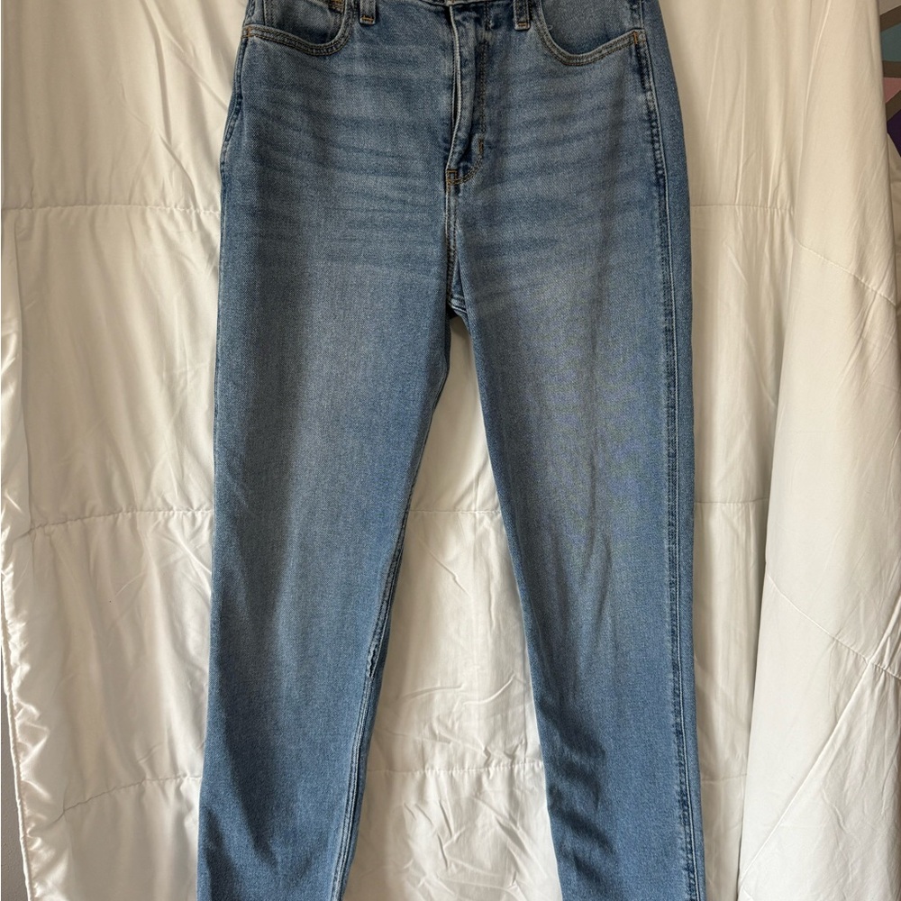 Hollister Ultra High-Rise Mom  Jeans
